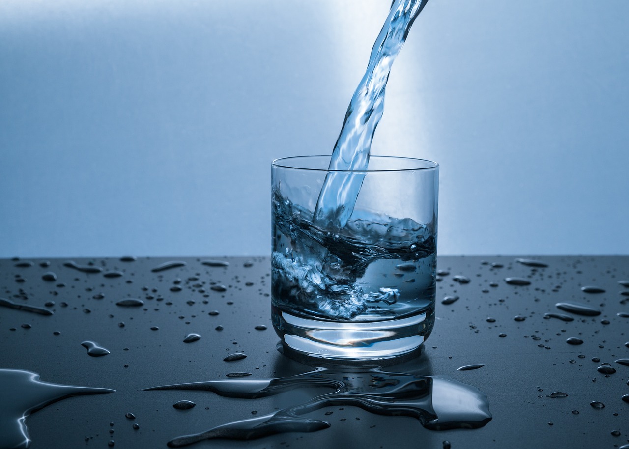 Energetisiertes Wasser in einem Glas